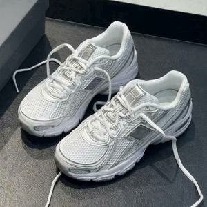 Chaussures de marche légères et équilibrées de style sportif personnalisées en gros, baskets élégantes Cloud pour hommes et femmes, chaussures de luxe de créateur - Product Image 2