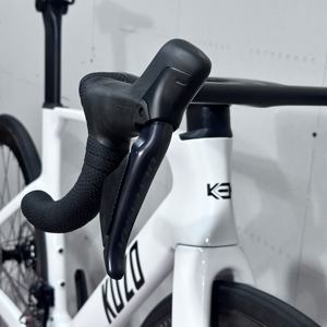 Vélo de route professionnel en carbone T800, groupe électronique <span class=keywords><strong>Ultegra</strong></span> R8170 Di2 24 <span class=keywords><strong>vitesses</strong></span>, frein à disque hydraulique, 7,8 kg - Product Image 2