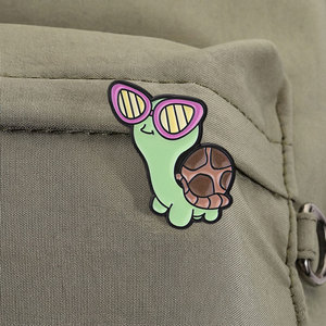 Broche en émail tortue de dessin animé stylée, avec lunettes de soleil roses surdimensionnées et coquille brillante, motif reptile mignon, pour la décoration de sac à dos - Product Image 4
