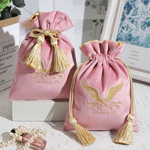 Sac d'emballage brodé personnalisé rose velours parfum rouge à lèvres avec pompon luxe faveur de mariage cadeau bijoux poussière pochette en velours - Product Image 5