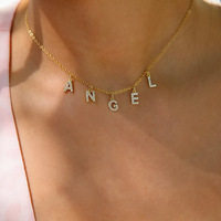 Collier à chaîne de Figaro Double serpent au design unique Bijoux à breloques avec lettres initiales en acier inoxydable Cadeaux pour femmes