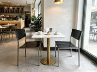 Ensemble de meubles de restaurant bistro, table effet marbre avec base carrée en métal, chaises de salle à manger empilables en cuir PU pour utilisation en café