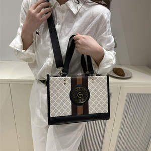 2026 Large Capacity Portable Female Shoulder Slung Armpit Bag Bronzing Fashion Simple Foreign Style New Spliced Color Handbags - Product Image 3