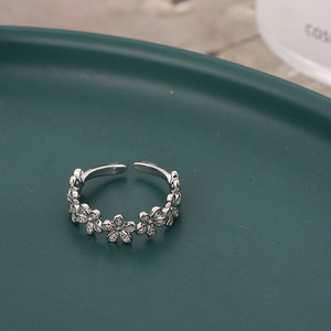 Bague ouverte en cuivre plaqué or avec zircon et motif floral, bijou d'anniversaire pour femme - Product Image 3