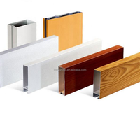 Panneau de plafond suspendu en aluminium couleur bois à prix d'usine, système de canaux en aluminium en forme de U, plafond à lattes en aluminium, plafond à déflecteurs en aluminium