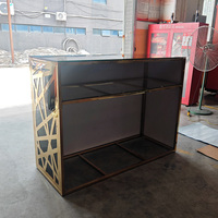 Comptoir de bar de luxe en acier inoxydable doré, motif géométrique, intérieur en acrylique noir, adapté aux événements hôteliers et de mariage