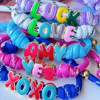 Bracelet en corde tressée avec lettres émaillées colorées, réglable, empilable, en cordon tissé, bracelet d'amitié, bijoux pour adolescentes et femmes