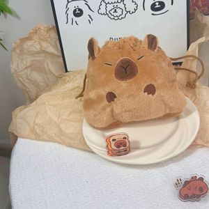 Hoge Kwaliteit Pluche Capibara Pluizige Trekkoord Make-Up Tas Met Schouderbanden Meisjes Schattige Cartoon Dier Capibara Make-Up Tas - Product Image 6