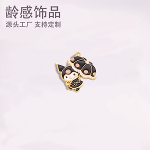 Venta al por mayor Lindo bolso de aleación colgante llavero pulsera para niños Kitty Cat Kuromi Cinnamoroll chapado en oro colgantes de moda encantos - Product Image 3