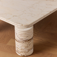 Table basse de luxe Cammy Stone Sofita en marbre doré pour salon, mobilier moderne avec pieds sculptés