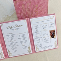 Livre d'invitation de mariage à trois volets avec couverture en velours de luxe, estampage à chaud doré personnalisé, programme et menu de mariage