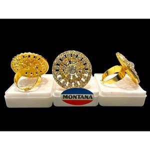 Bague au design floral personnalisé chic en plaqué or et argent avec bijoux étincelants en incrustation de diamants américains - Product Image 3