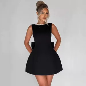 Robe trapèze élégante pour femme avec détail nœud perlé, coupe ajustée, dos nu, disponible en <span class=keywords><strong>noir</strong></span>, <span class=keywords><strong>rose</strong></span> <span class=keywords><strong>et</strong></span> blanc – Vente en gros - Product Image 1