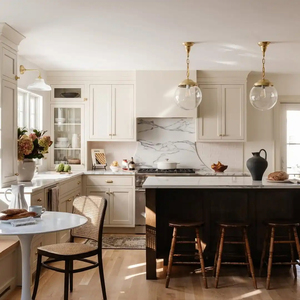 Cucina Vermont su Misura in Stile Moderno Farmhouse, Bicolore Bianco e Legno Scuro, Isola con Ante in Vetro, Maniglie Dorate, Piano in Marmo - Product Image 2