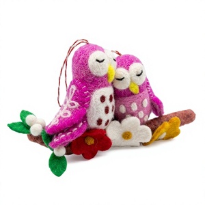 Adorno Navideño Hecho a Mano con Certificación de Comercio Justo, Estilo Tradicional, Pareja de Búhos de Fieltro en una Rama con Flores y Bayas - Product Image 2