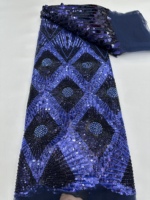 Tissu en dentelle de luxe brodé de fleurs dorées, de perles et de sequins, avec une broderie lourde de perles