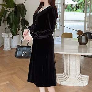 ชุดราตรีผ้ากำมะหยี่ทรงเอไลน์ คอวี สำหรับผู้หญิงไซส์พลัส สีดำล้วน สไตล์วินเทจ เอวทรงเอ็มไพร์ แขนยาว ลิตเติ้ลบลัค - Product Image 4