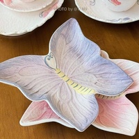 Service de vaisselle en céramique style français avec motifs papillons en relief, compatible micro-ondes, comprenant des bols à fleurs, des assiettes, des tasses à café et des soucoupes