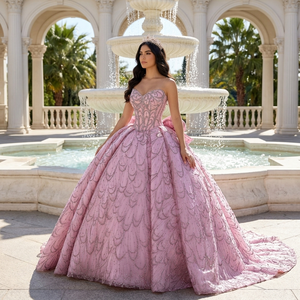 261016 Robe de bal rose élégante style Quinceañera, avec décolleté cœur, ornée de perles et d'un nœud, traîne chapelle, longueur ras du sol, en organza 100% polyester - Product Image 1