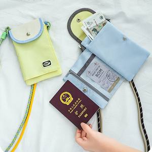 กระเป๋าใส่โทรศัพท์แบบสะพายข้างคอตตอนโรดสีฟ้าอ่อนพร้อมฟังก์ชั่นใส่บัตรสำหรับการเดินทาง - Product Image 3