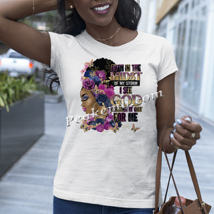 Trasferibile termoadesivo in vinile stampato con design Afro Girl nera, 'I Saw God Working IT Out for Me Now', per magliette da donna - Product Image 5