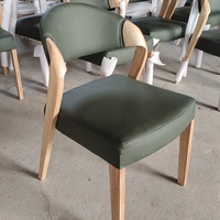 Chaise de restaurant scandinave moderne en bois massif de luxe avec dossier et accoudoirs en cuir pour hôtel et cuisine