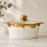 Plat à gratin en porcelaine blanche gaufrée avec bordure dorée et double poignée pour la vaisselle d'hôtel