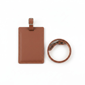 Étiquette de bagage en cuir PU gaufré ISO BSCI, personnalisable avec fenêtre pour carte nominative, accessoire de voyage personnalisé 6,5x11,5cm - Product Image 3