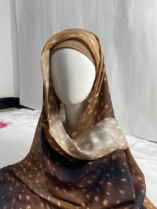 Hijab en modal imprimé numérique de qualité supérieure, motif cerf luxueux, écharpe artistique, châle en jersey doux et respirant à haute densité pour les boutiques - Product Image 4
