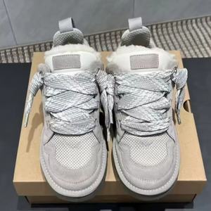 Bottes d'hiver unisexes de luxe Uggs, bottes de neige tendance et élégantes, chaudes et confortables en cuir et laine, hauteur cheville, semelle intérieure en PU - Product Image 2