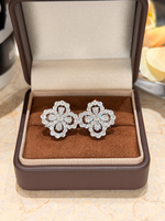 Boucles d'oreilles clous personnalisées en or blanc 18 carats, forme trèfle, avec halo de diamants de laboratoire, bijoux fins de luxe pour mariage