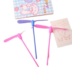 Juguete volador de plástico con forma de libélula de bambú, juguete luminoso para niños de 4 a 7 años, con luces intermitentes, para jugar al aire libre, unisex - Product Image 4