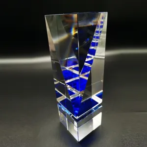 Les fabricants acceptent en gros tous les trophées de conception de cristal Cadeaux d'affaires Trophées de blocs de cristal 3d en verre de cristal