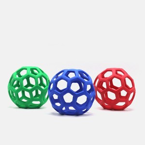 Vente en gros de jouets écologiques en <span class=keywords><strong>plastique</strong></span> TPR caoutchouc style cartoon pour animaux de compagnie boule de Noël évidée résistante aux morsures avec cloche pour chiens - Product Image 3