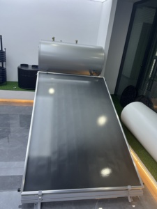 <span class=keywords><strong>Chauffe</strong></span>-<span class=keywords><strong>eau</strong></span> <span class=keywords><strong>solaire</strong></span> <span class=keywords><strong>monobloc</strong></span> à usage familial de 200L avec réservoir à enveloppe en émail, collecteurs de plaques plates et support en métal galvanisé - Product Image 3