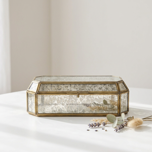 Boîte de rangement moderne de luxe en laiton et verre pour bijoux et cosmétiques, avec taille et forme personnalisées - Product Image 1