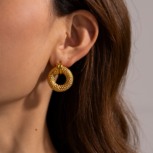 Pendientes redondos impermeables de acero inoxidable chapados en oro de 18 quilates con patrón de martillo en forma de O Zhilin para niñas - Product Image 2