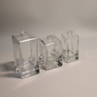 Flacons de parfum en verre carré hauts et luxueux avec bouchon en résine dorée, avec pulvérisateur à pompe unique au fond, 30 ml, 50 ml, 100 ml