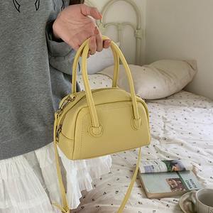 Bolso Boston amarillo con correa ajustable y cierre de cremallera para uso diario, bolso de pecho para mujer - Product Image 1