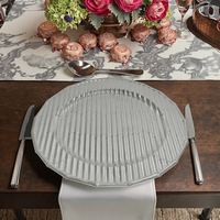 Assiettes de présentation dorées rayées en bambou de 13 pouces, assiettes de dîner polies en plastique acrylique moderne de luxe pour les fêtes scolaires