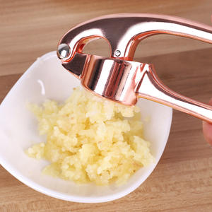 Presse-ail manuelle en acier inoxydable coloré, or rose, avec poignée en silicone - Product Image 5