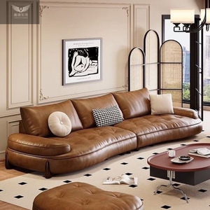 Sofá Seccional Modular Dune Cloud de Cuero Cognac con Otomana, Patas de Madera, Brazos Acolchados y Cojines para Sala de Estar - Product Image 6