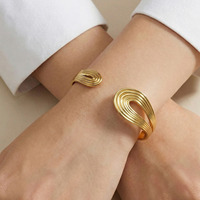 Bracelet jonc ouvert texturé en acier inoxydable plaqué or 18 carats de style minimaliste pour femme