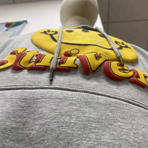 เสื้อฮู้ดดี้พิมพ์ลายพัฟฟ์ผ้าฝ้าย 100% ขายส่ง ปรับแต่งได้ หนานุ่ม สีดำ ผ้าเฟรนช์เทอร์รี่ สำหรับผู้ชาย แบบซิปเต็มตัว สำหรับฤดูใบไม้ร่วง - Product Image 2