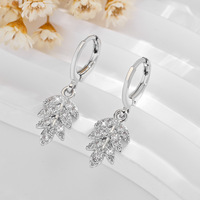 Boucles d'oreilles pendantes en forme de feuille incrustées de zircon pour un usage quotidien et pour les rendez-vous