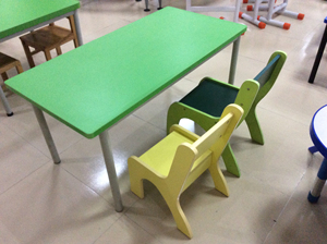 Table d'étude scolaire carrée moderne et colorée pour enfants, hauteur réglable, mobilier pour crèche et maternelle - Product Image 4