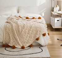 Couverture en chenille épaisse et douce en tricot épais avec pompons, motif solide, style moderne pour canapé-lit, canapé ou chaise