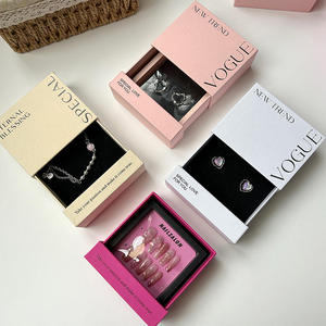 กล่องของขวัญกระดาษแข็งรีไซเคิลรักษ์โลกสำหรับใส่สร้อยข้อมือ แหวน เครื่องประดับ บรรจุภัณฑ์กระดาษแข็งเคลือบด้าน ปั๊มนูน สำหรับเครื่องสำอาง - Product Image 1