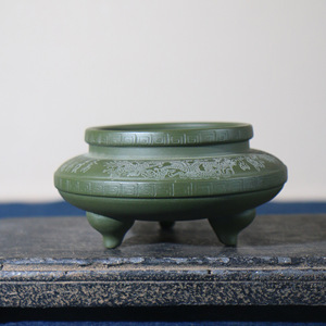 Brûleur d'encens artisanal en argile violette, style chinois classique, trépied avec bordure à motif meander - Product Image 3