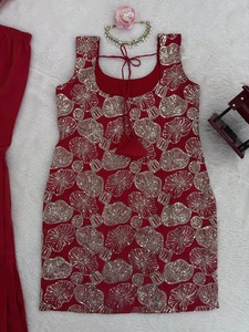 Traje Salwar Kameez Rojo Bordado en Oferta para Uso Casual, Oficina y Ocasiones Festivas Disponible al Mejor Precio - Product Image 6